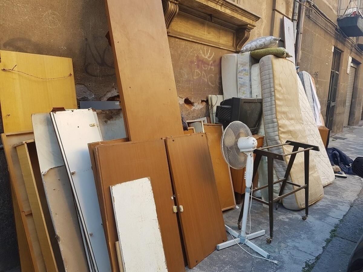 CATANIA: CREA DISCARICA SU MARCIAPIEDE, MULTATO - 