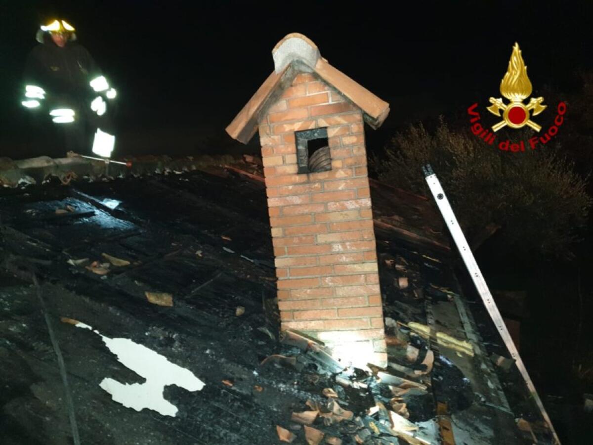 TETTO DI UNA VILLA IN FIAMME A ZAFFERANA ETNEA - 
