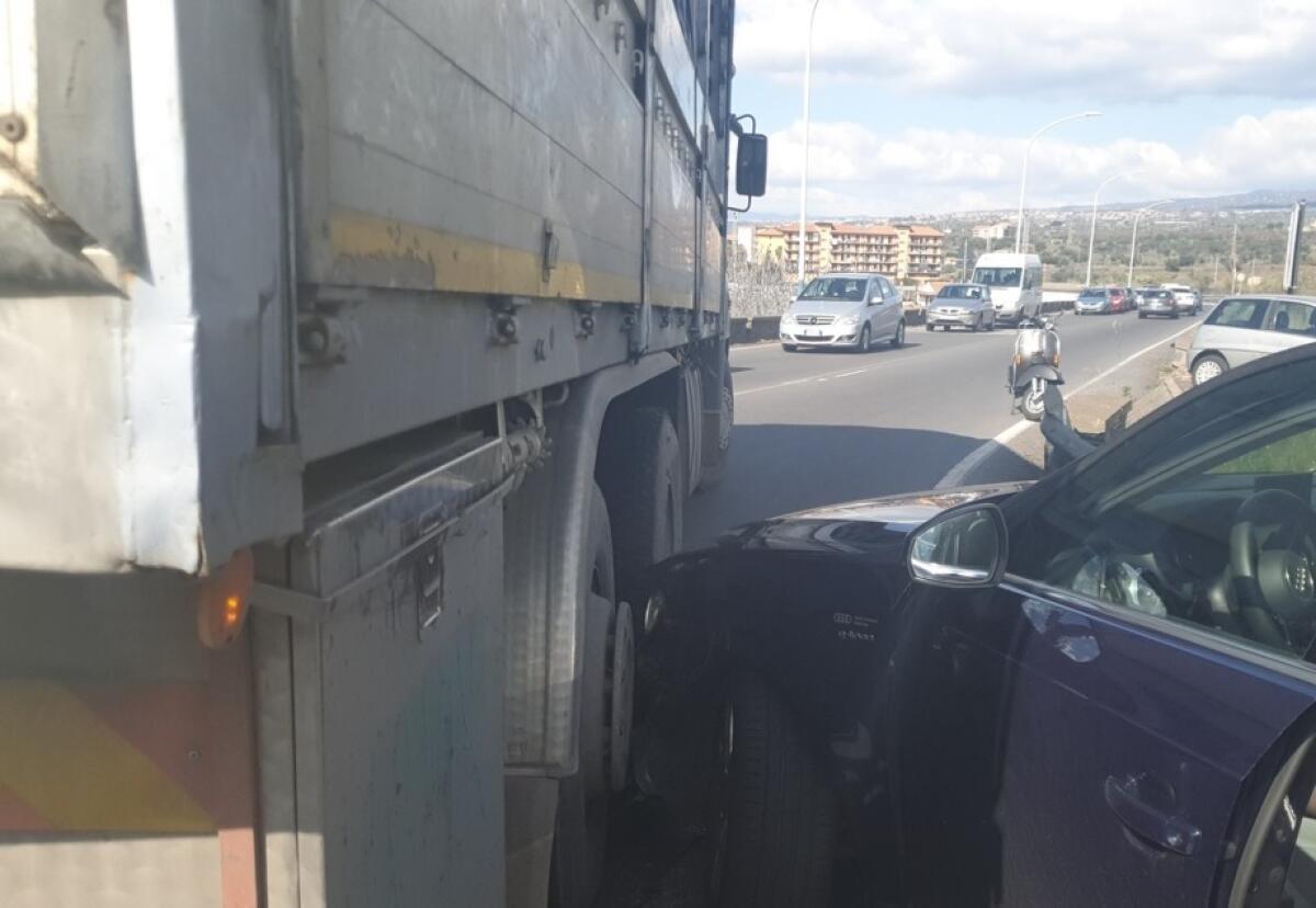 PATERNÒ: INCIDENTE AUTO-CAMION, NESSUN FERITO - 