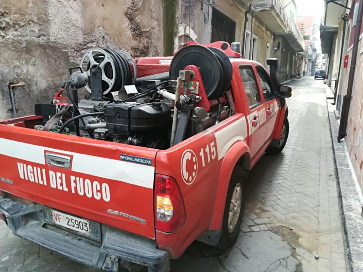 PATERNÒ: SI SENTE MALE IN CASA,  SOCCORSA DAI VIGILI DEL FUOCO - 