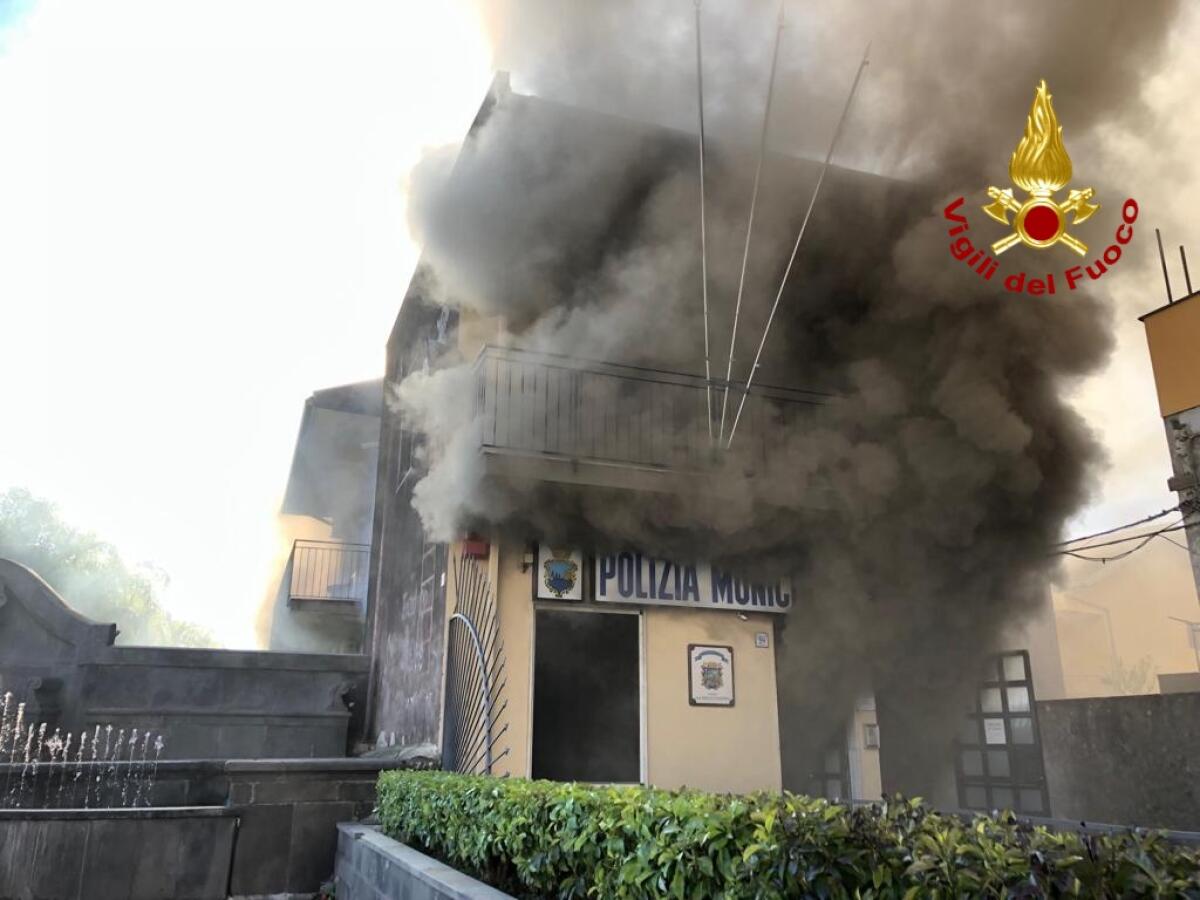 ACI CATENA, IN FIAMME COMANDO DEI VIGILI URBANI: INGENTI I DANNI - 