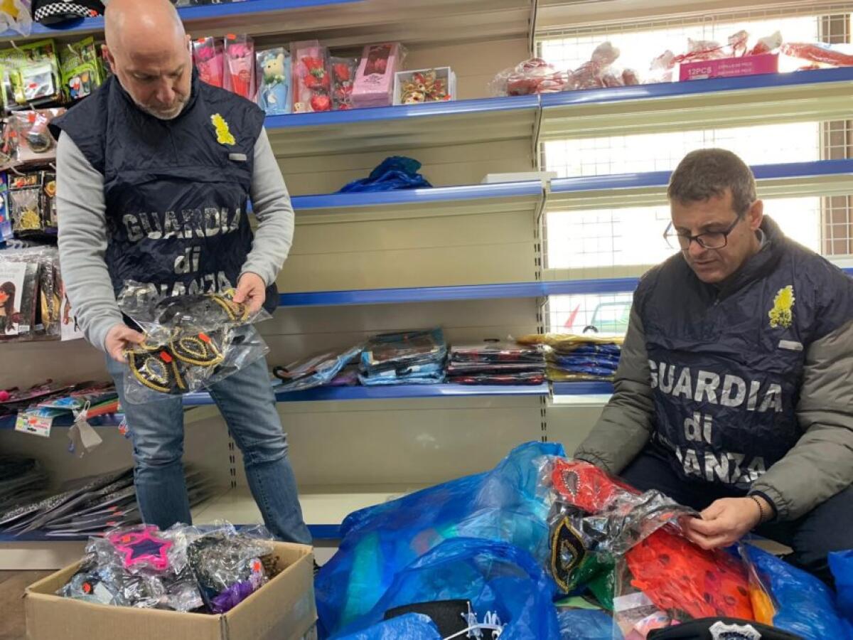 SEQUESTRATI AD ACIREALE OLTRE 3.000 MASCHERE E PRODOTTI ILLEGALI - 