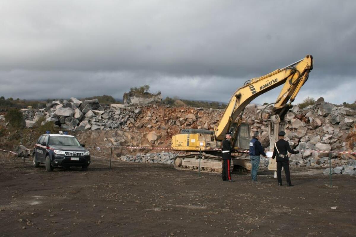 BELPASSO: SEQUESTRATA CAVA IRREGOLARE DI BASALTO LAVICO - 