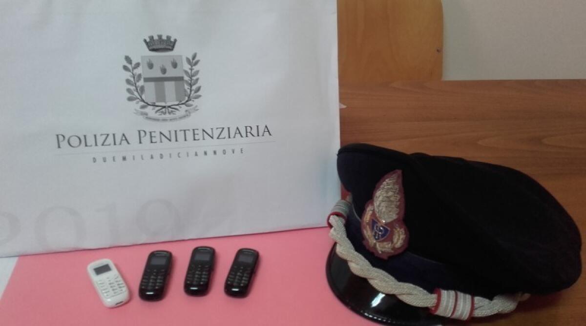 TRAPANI: INGOIA 4 CELLULARI PER PORTARLI IN CELLA, SCOPERTO GRAZIE AD UN CONTROLLO RADIOGRAFICO - 