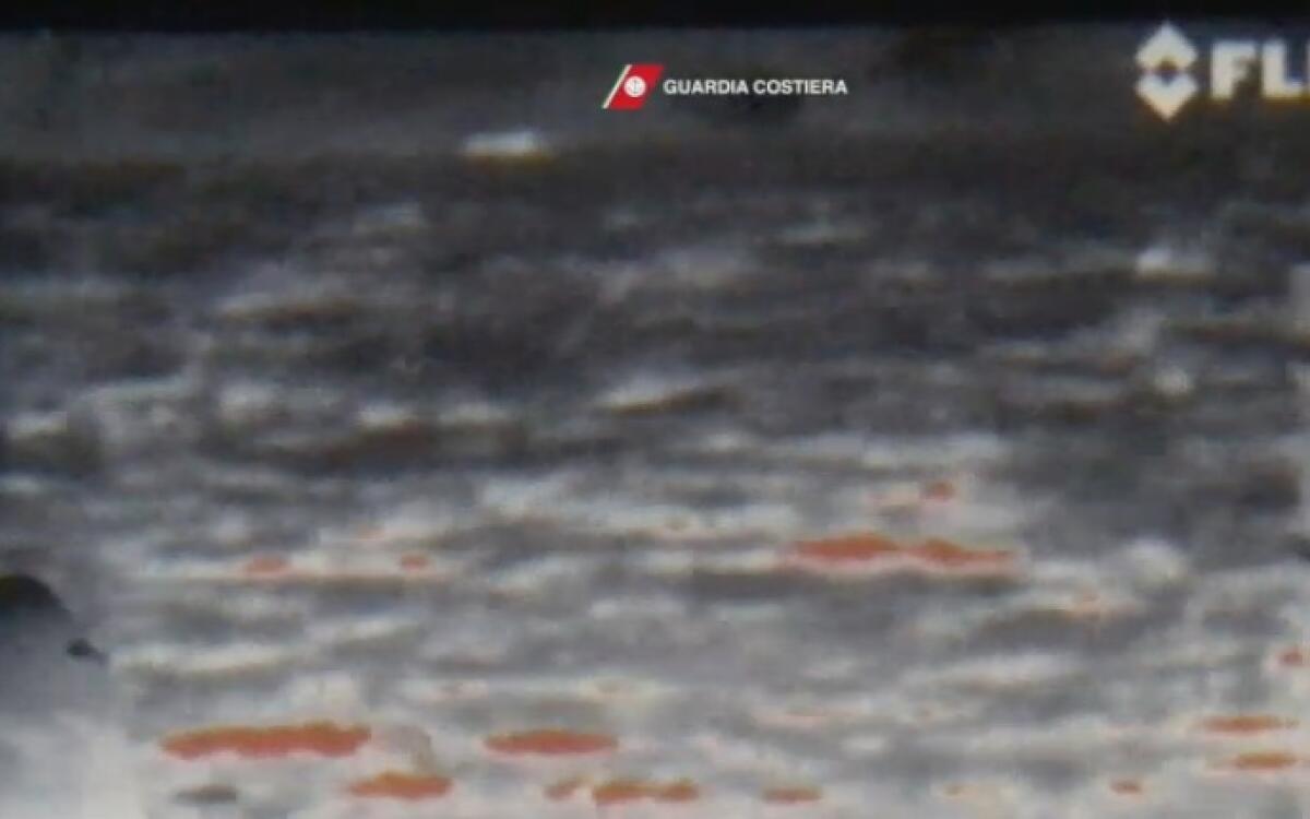 LIPARI: PESCATORE CADE IN MARE, SALVATO DALLA GUARDIA COSTIERA - 