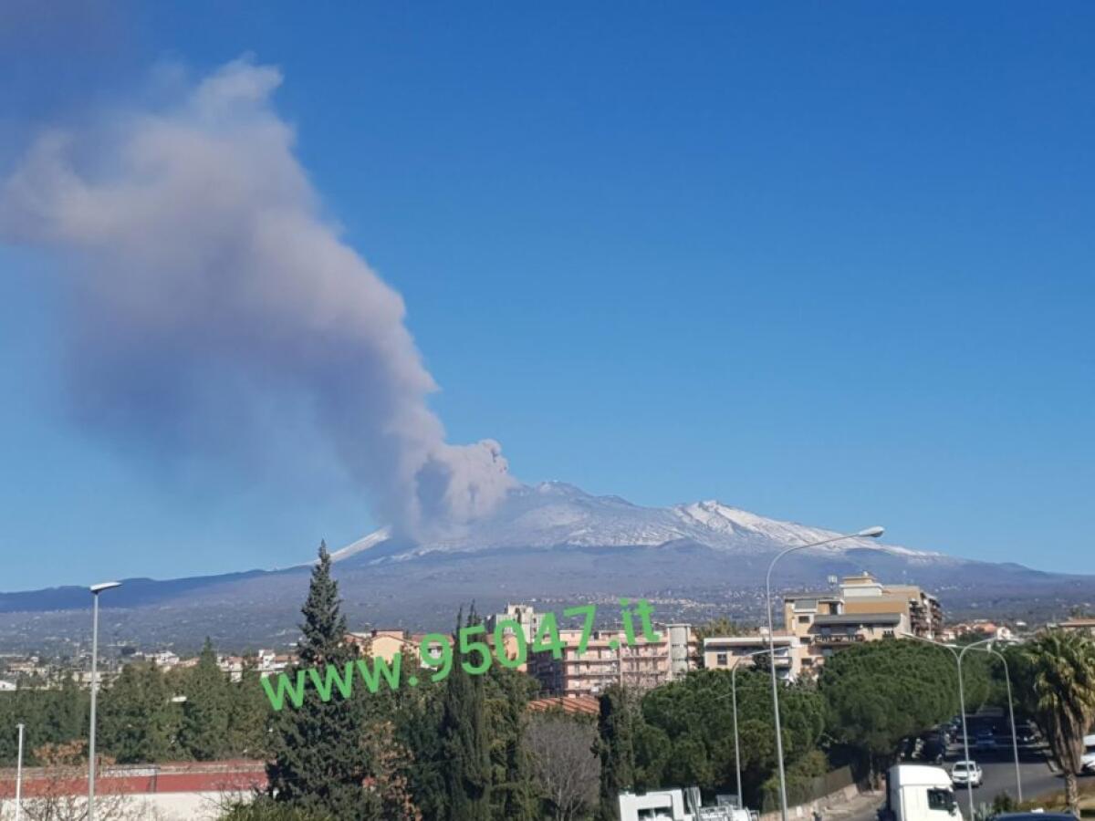 ETNA: NUOVA NUBE DI CENERE DAL CRATERE NORD-EST - 