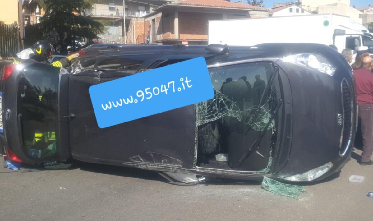 BELPASSO: SCONTRO TRA DUE AUTO, AUTO SI RIBALTA SU UN FIANCO - 
