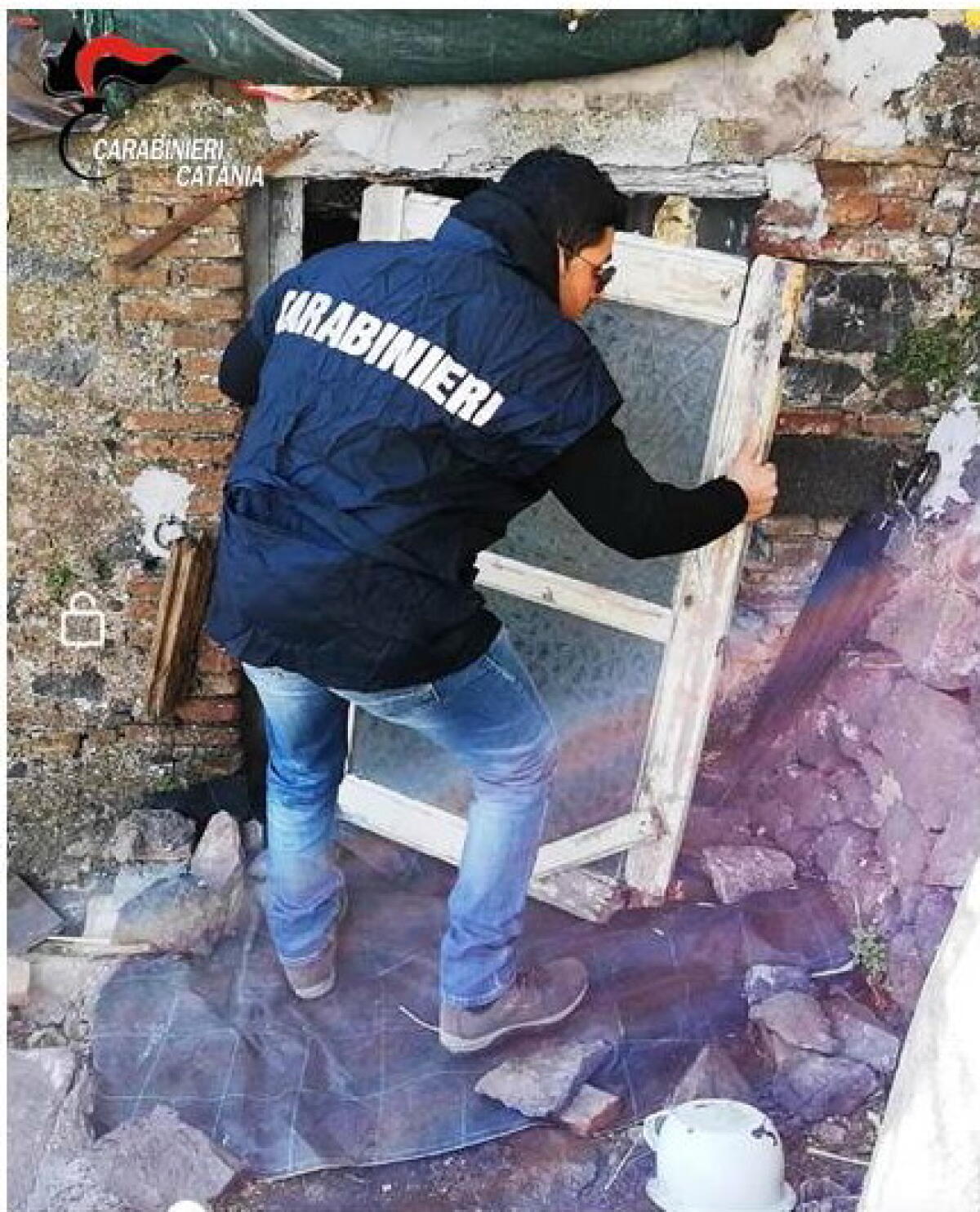 ACIREALE: LATITANTE COME TARZAN, USA FUNE PER COVO - VIDEO - 