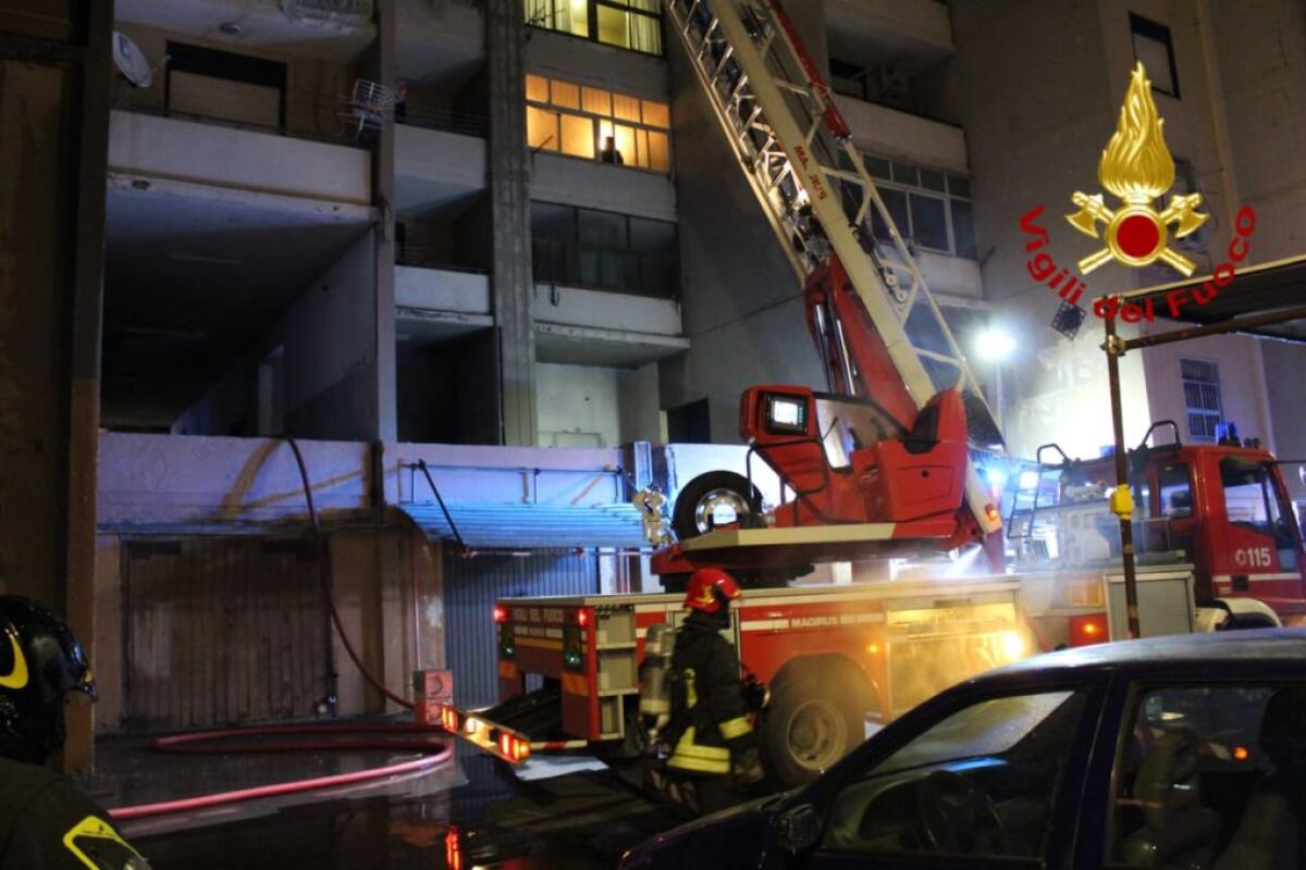 CATANIA: VIGILI DEL FUOCO DERUBATI MENTRE SALVANO LE PERSONE - 