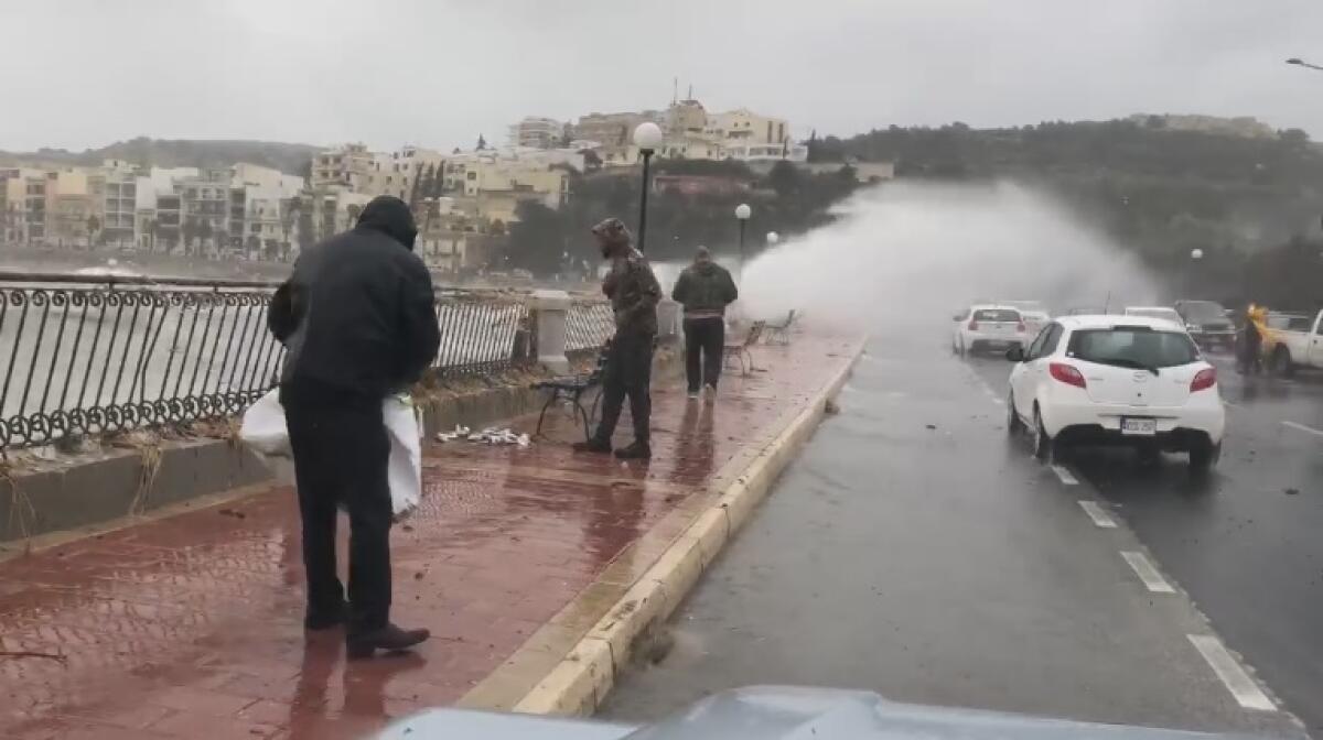 PESCI FINISCONO SULLA STRADA A MALTA PER LA FORTE MAREGGIATA - 