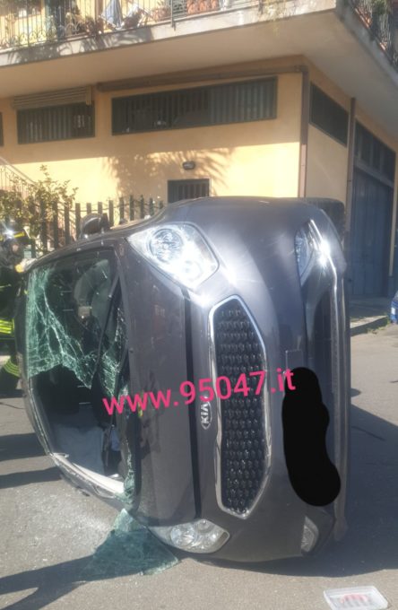 BELPASSO: SCONTRO TRA DUE AUTO, AUTO SI RIBALTA SU UN FIANCO