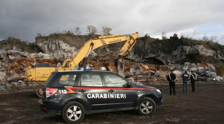 BELPASSO: SEQUESTRATA CAVA IRREGOLARE DI BASALTO LAVICO