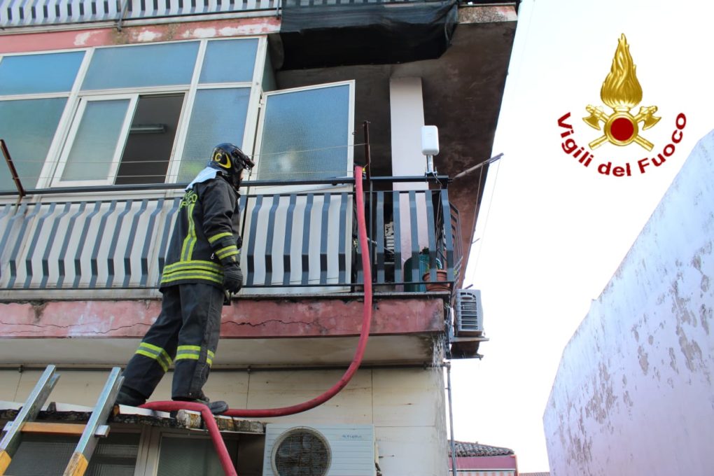 A MOTTA SANT'ANASTASIA, PRENDONO A FUOCO DUE BOMBOLE DEL GAS A SAN GIOVANNI LA PUNTA INCENDIO IN UNA VERANDA