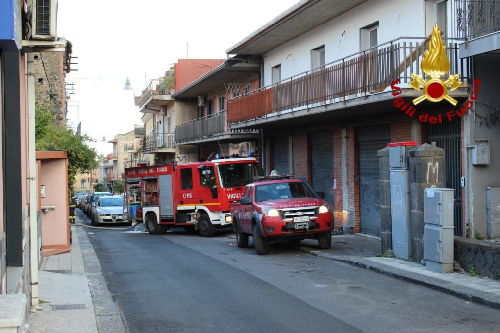A MOTTA SANT'ANASTASIA, PRENDONO A FUOCO DUE BOMBOLE DEL GAS A SAN GIOVANNI LA PUNTA INCENDIO IN UNA VERANDA