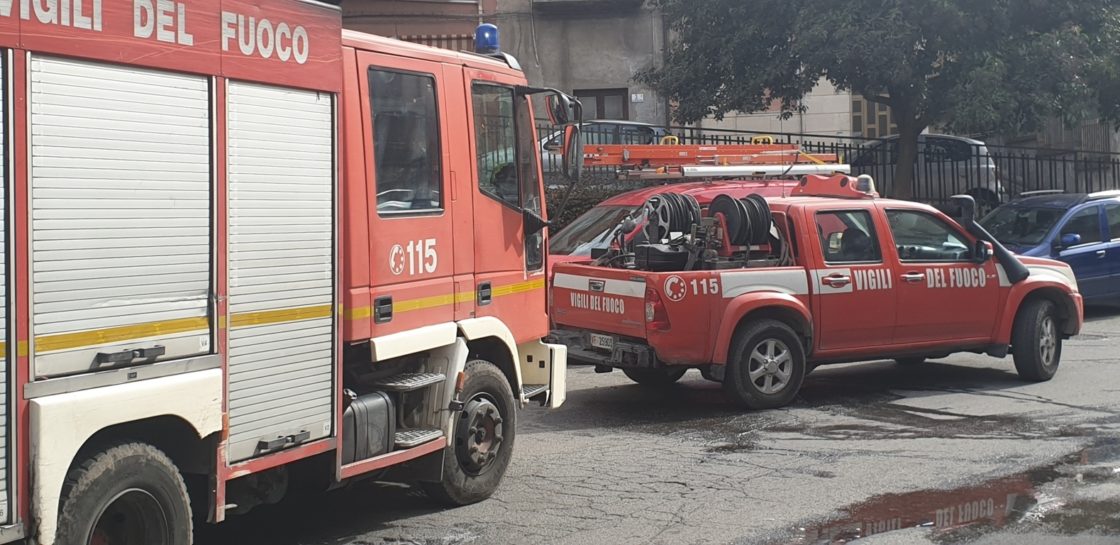 A MOTTA SANT'ANASTASIA, PRENDONO A FUOCO DUE BOMBOLE DEL GAS A SAN GIOVANNI LA PUNTA INCENDIO IN UNA VERANDA