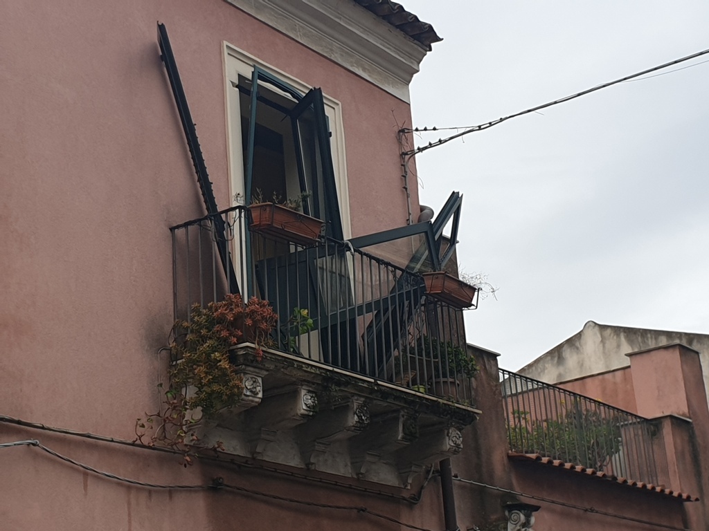 ESPLODE BOMBOLA DEL GAS, PAURA A SAN GIOVANNI LA PUNTA