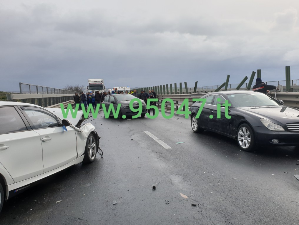 MAXI TAMPONAMENTO SULLA SS 121,  QUATTRO I MEZZI COINVOLTI