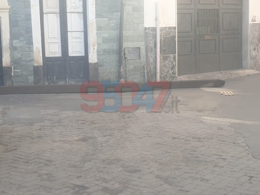 PATERNÒ: GRONDAIA SI STACCA DA PALAZZO, TRAGEDIA SFIORATA