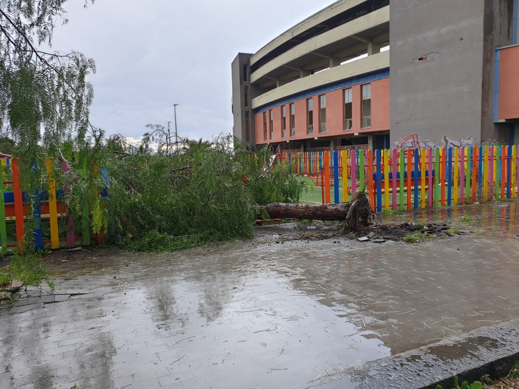 PATERNÒ: FORTI RAFFICHE DI VENTO, DANNI PER LA CADUTA DI UN CORNICIONE E UN ALBERO