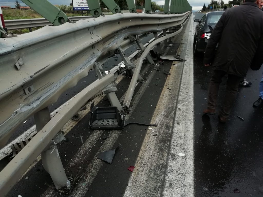 MAXI TAMPONAMENTO SULLA SS 121,  QUATTRO I MEZZI COINVOLTI