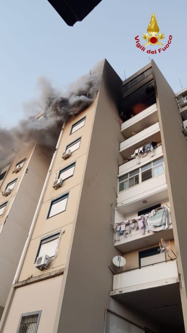 CATANIA: FIAMME AL SESTO PIANO DI UN PALAZZO, ALCUNI INTOSSICATI DA FUMO