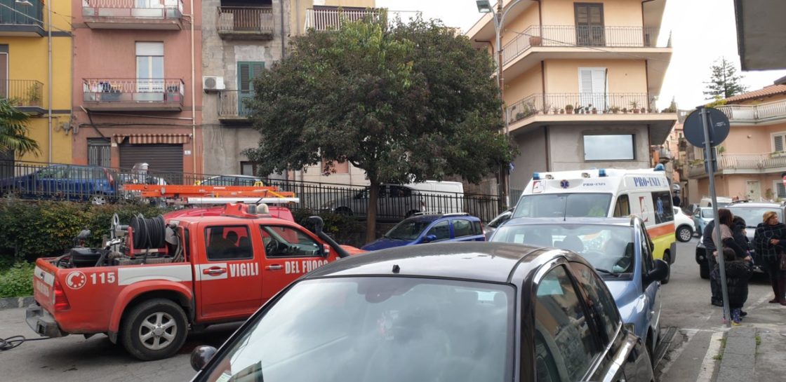 A MOTTA SANT'ANASTASIA, PRENDONO A FUOCO DUE BOMBOLE DEL GAS A SAN GIOVANNI LA PUNTA INCENDIO IN UNA VERANDA