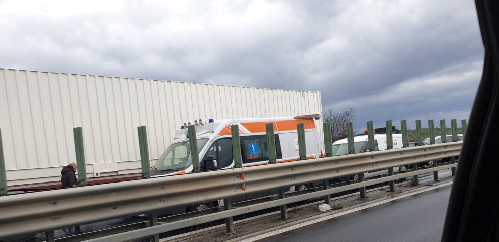 MAXI TAMPONAMENTO SULLA SS 121,  QUATTRO I MEZZI COINVOLTI