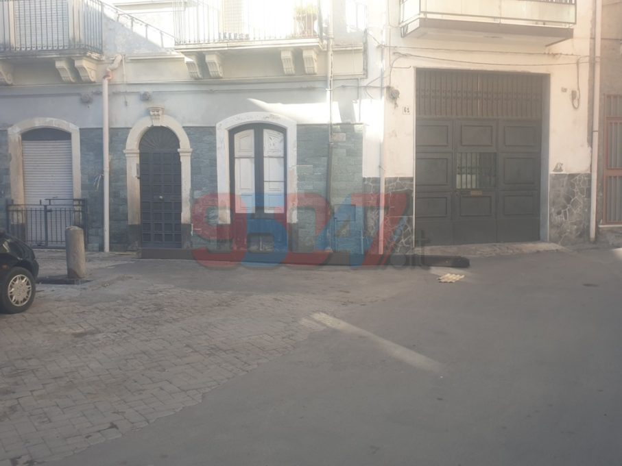 PATERNÒ: GRONDAIA SI STACCA DA PALAZZO, TRAGEDIA SFIORATA