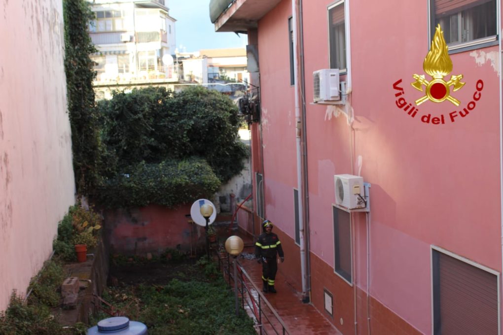 A MOTTA SANT'ANASTASIA, PRENDONO A FUOCO DUE BOMBOLE DEL GAS A SAN GIOVANNI LA PUNTA INCENDIO IN UNA VERANDA