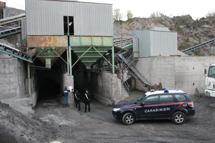 BELPASSO: SEQUESTRATA CAVA IRREGOLARE DI BASALTO LAVICO