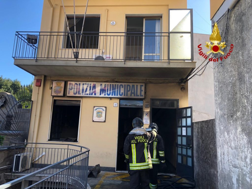 ACI CATENA, IN FIAMME COMANDO DEI VIGILI URBANI: INGENTI I DANNI