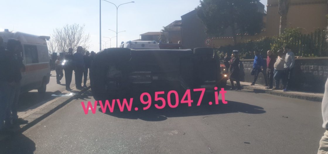 BELPASSO: SCONTRO TRA DUE AUTO, AUTO SI RIBALTA SU UN FIANCO