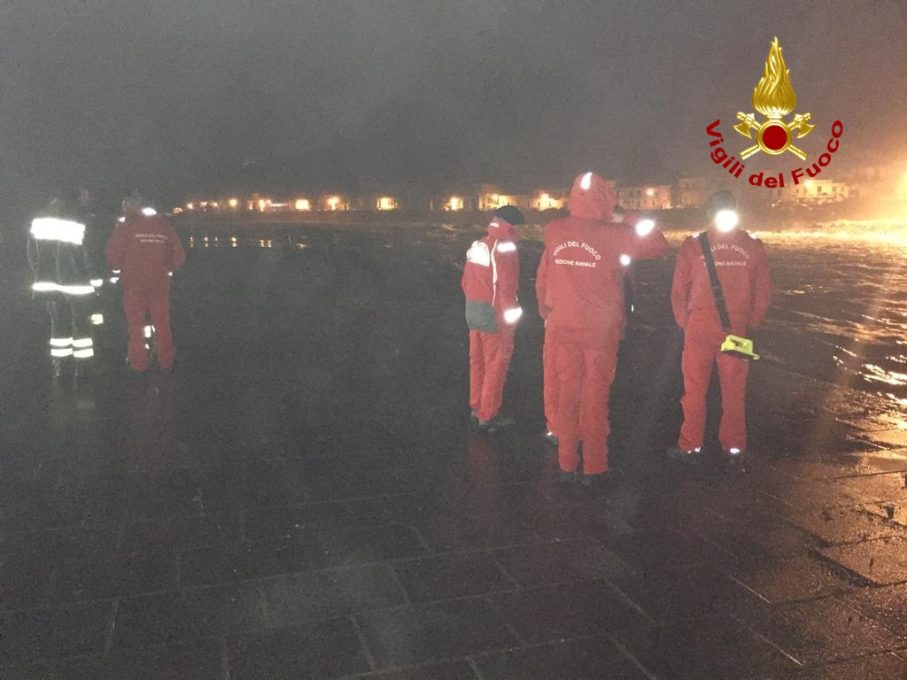 SANTA MARIA LA SCALA: AUTO FINISCE IN MARE, SI CERCANO 3 RAGAZZI