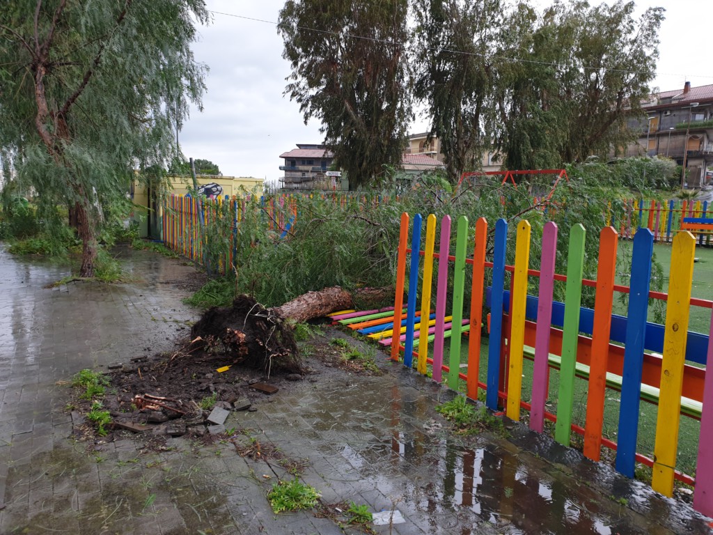 PATERNÒ: FORTI RAFFICHE DI VENTO, DANNI PER LA CADUTA DI UN CORNICIONE E UN ALBERO