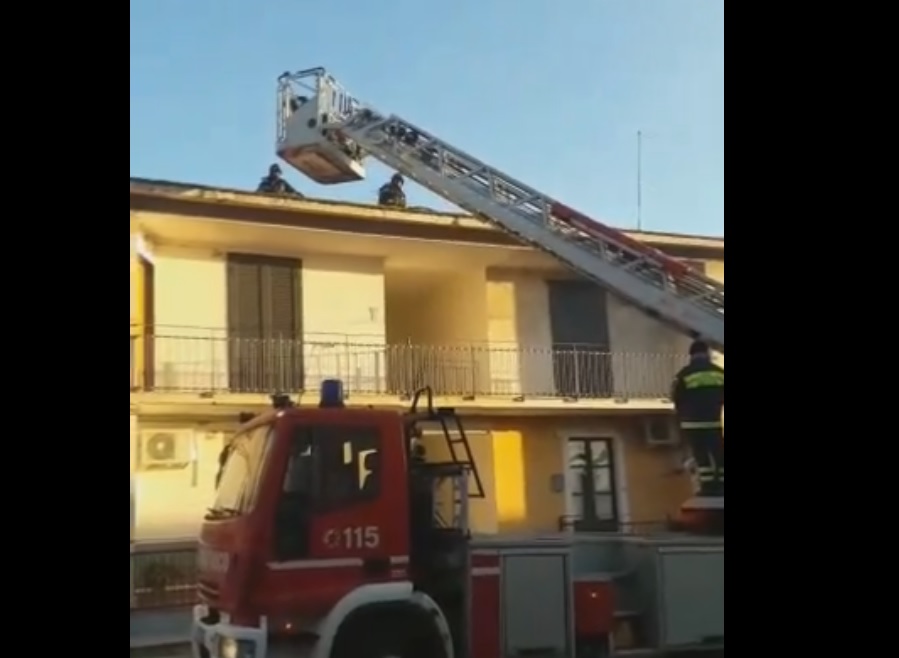 PATERNO': DUE TRAGEDIE SFIORATE IERI, RAFFICHE DI VENTO FANNO CADERE TETTO E GRONDAIA