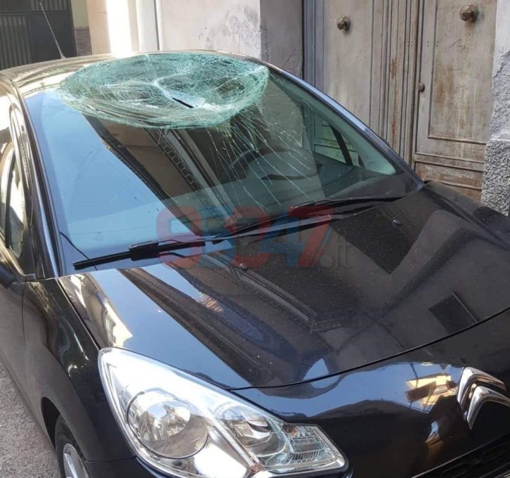 PATERNÒ: GRONDAIA SI STACCA DA PALAZZO, TRAGEDIA SFIORATA