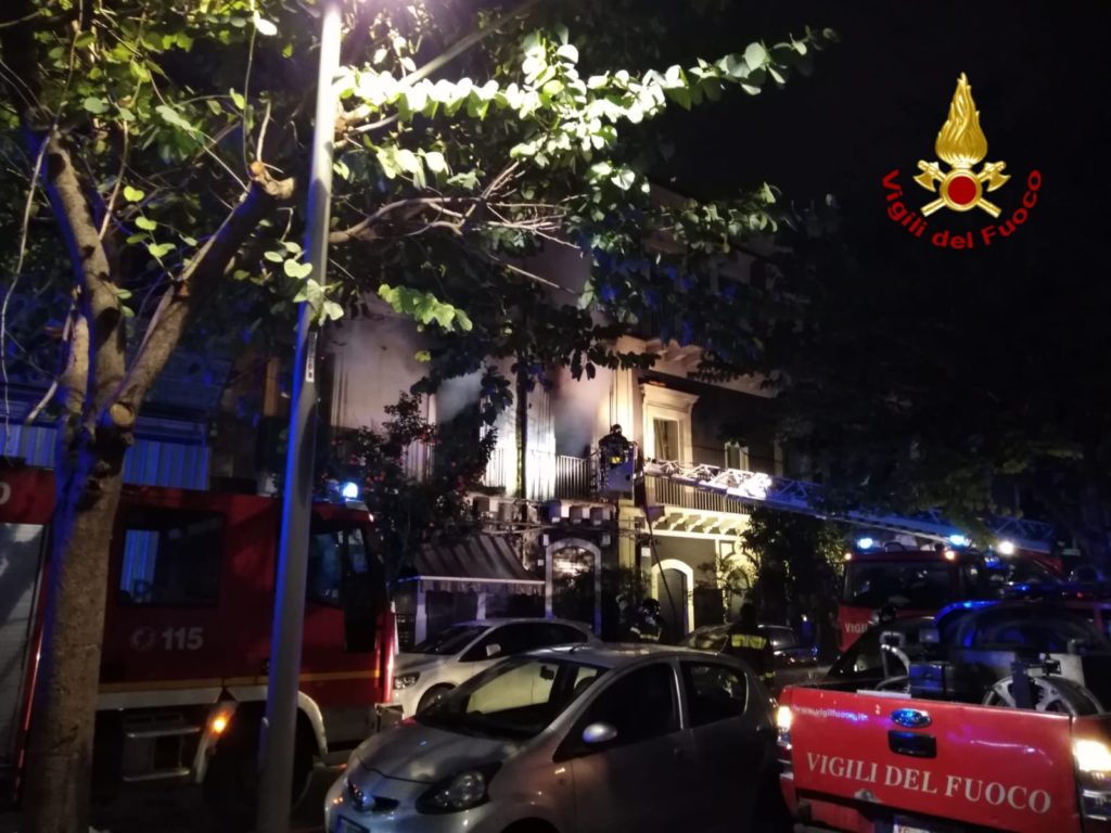 CATANIA: INCENDIO IN APPARTAMENTO, 3 PERSONE TRATTE IN SALVO DAI VVFF - FOTO