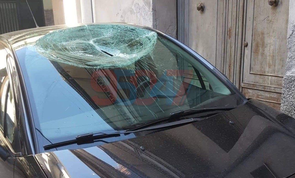 PATERNÒ: GRONDAIA SI STACCA DA PALAZZO, TRAGEDIA SFIORATA