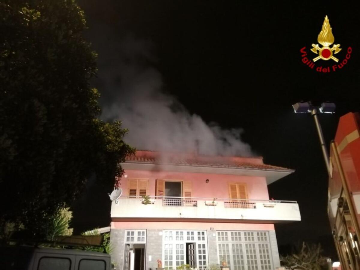 ACI CATENA: FIAMME IN MANSARDA NESSUN FERITO, DANNI INGENTI - 