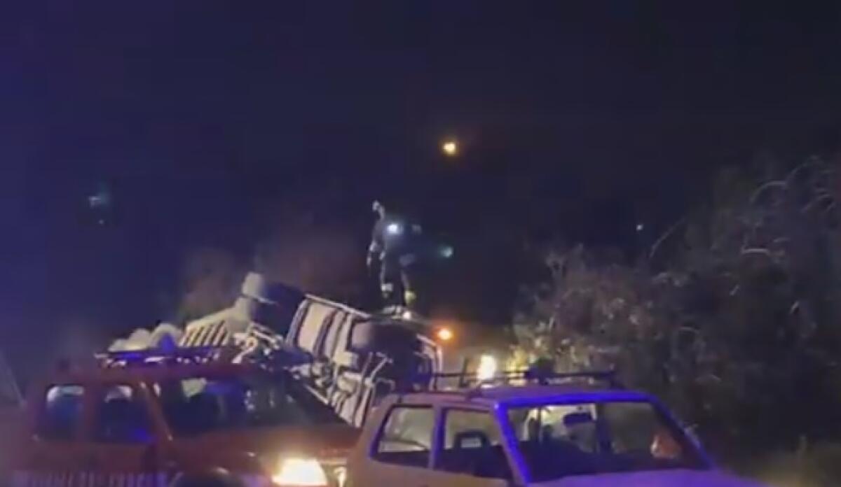 TIR SI RIBALTA VICINO SVINCOLO ACIREALE. MORTO CAMIONISTA - 