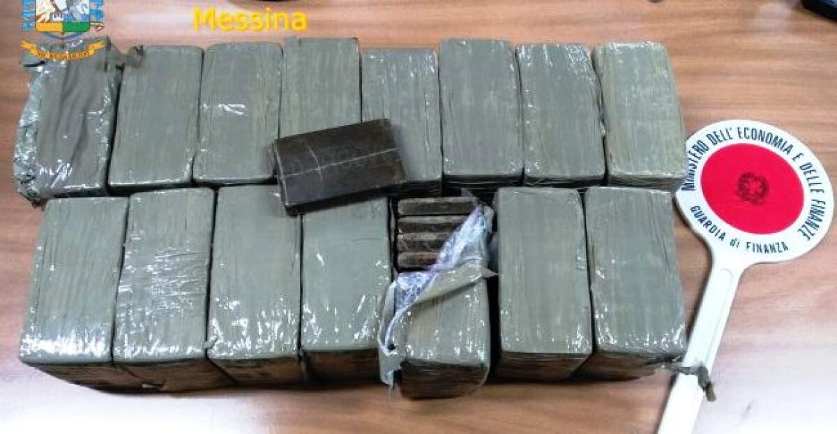 NASCONDEVA L'HASHISH TRA LA FRUTTA, FERMATO A MESSINA UN CORRIERE CON 15 CHILI DI DROGA - 