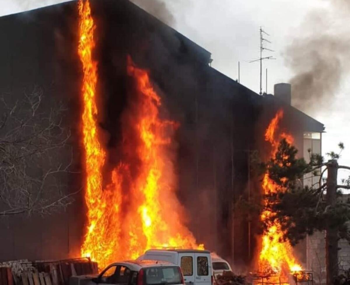 RAGALNA: INCENDIO DISTRUGGE 3 AUTOVETTURE - 