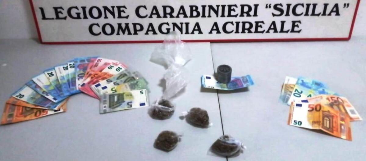 ACIREALE: ARRESTATI DUE SPACCIATORI, UNO È MINORENNE - 