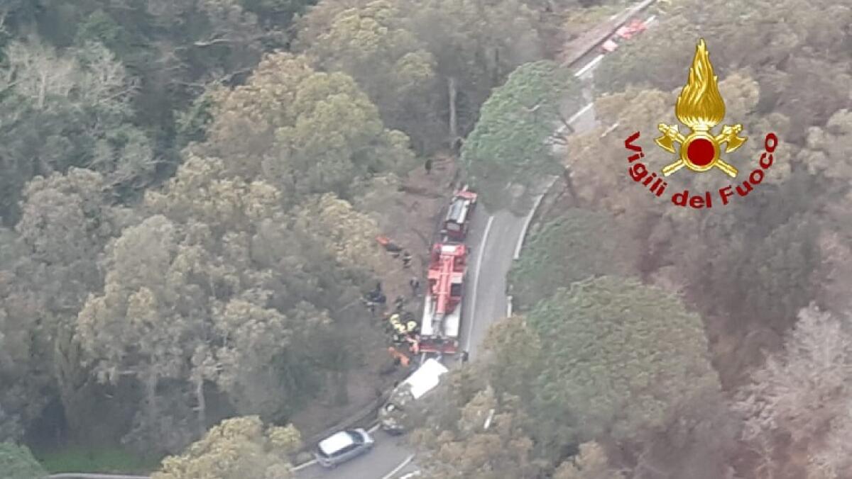 MESSINA, AUTO PRECIPITA IN UN BURRONE: MORTA LA DONNA ALLA GUIDA - 