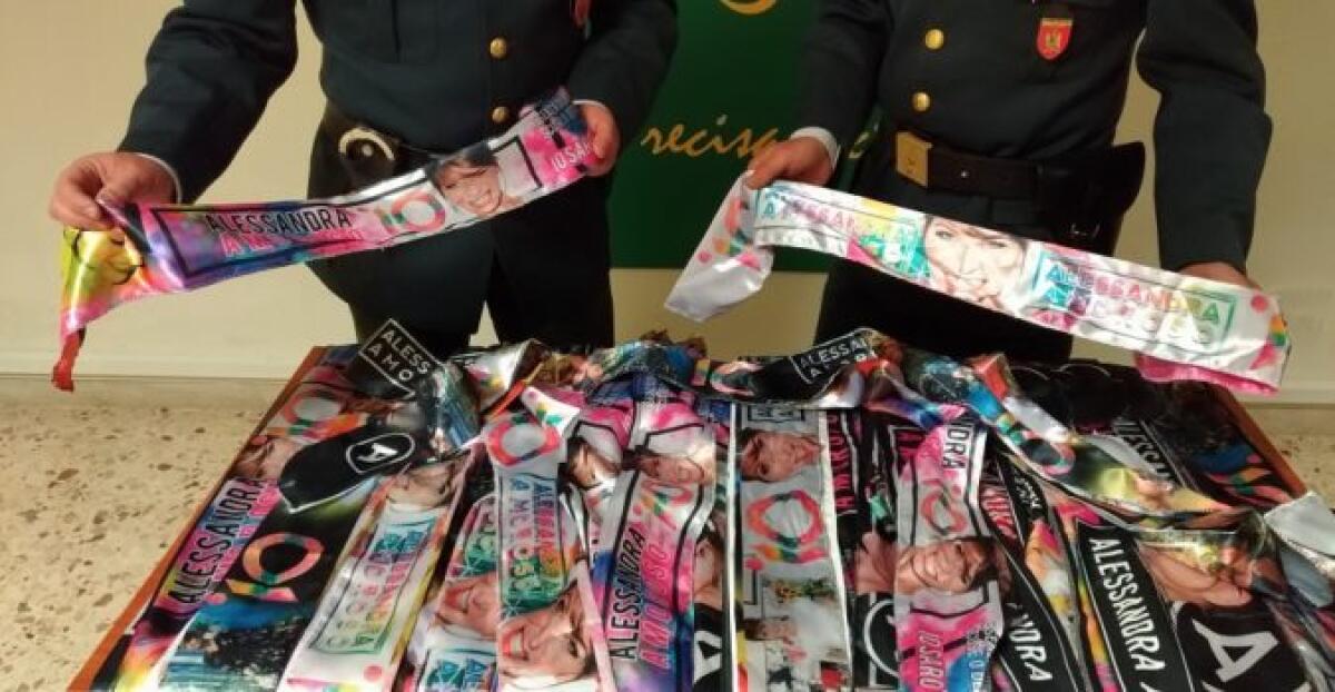 ACIREALE, SEQUESTRATI ARTICOLI CONTRAFFATTI AL CONCERTO DI ALESSANDRA AMOROSO: DENUNCIATI 11 VENDITORI ABUSIVI - 