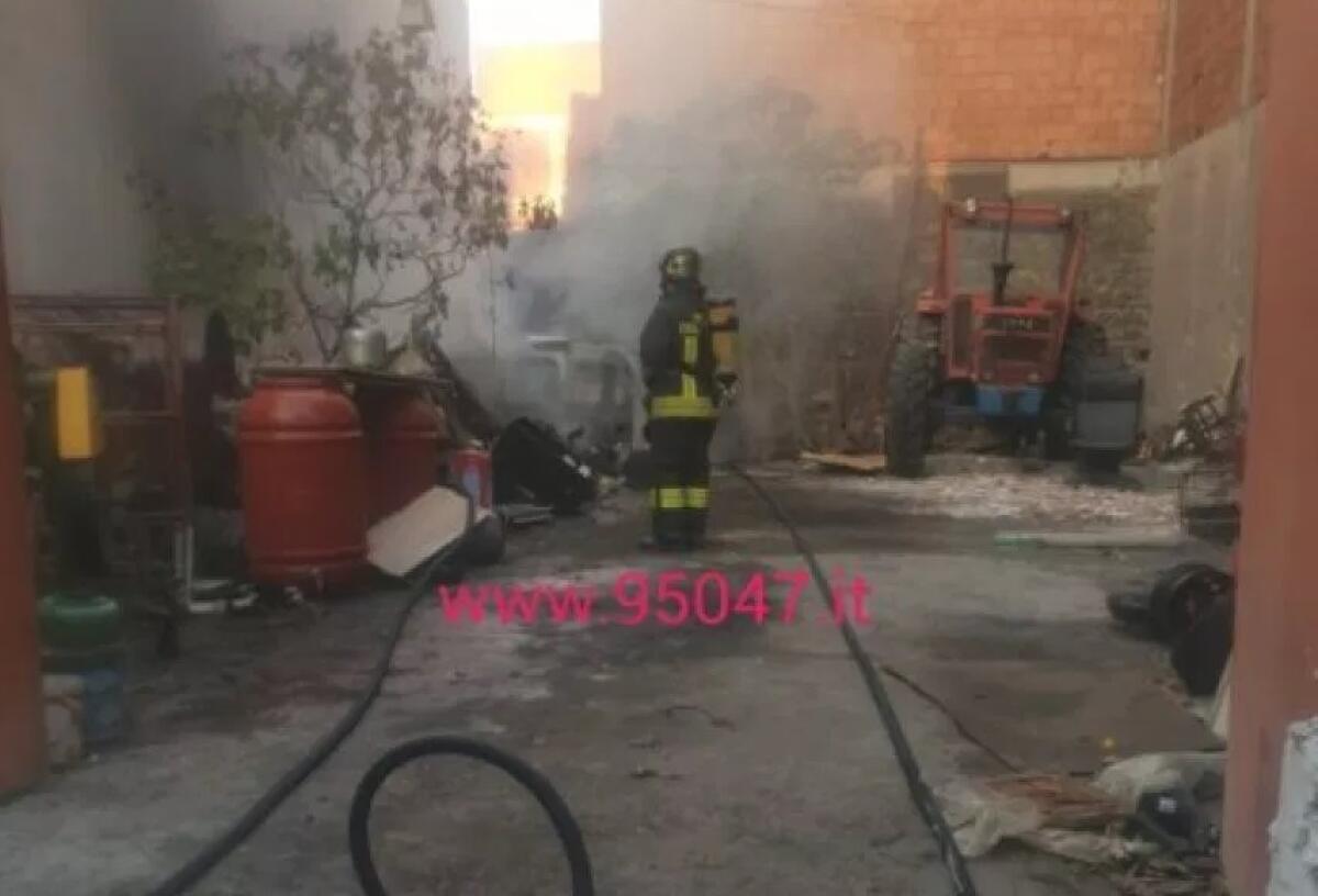 PATERNÒ: INCENDIO IN VIA CIRCUMVALLAZIONE - 