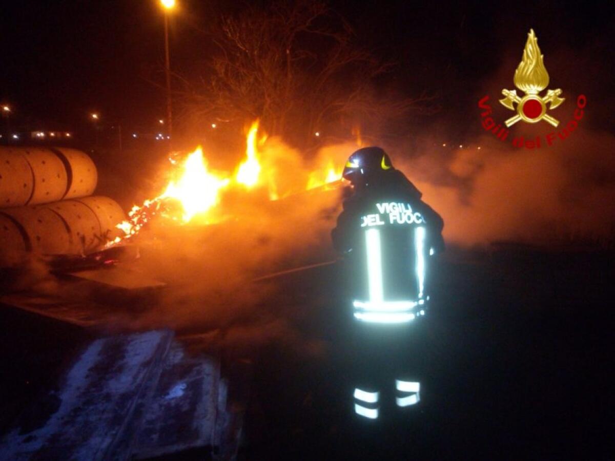 SANTA MARIA DI LICODIA: INCENDIO LEGNAME IN UN AZIENDA DI CEMENTO - 