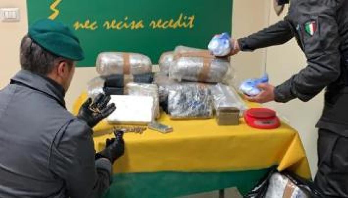 TROVATI 193 KG DI DROGA IN UNA GARAGE A GRAVINA DI CATANIA - 