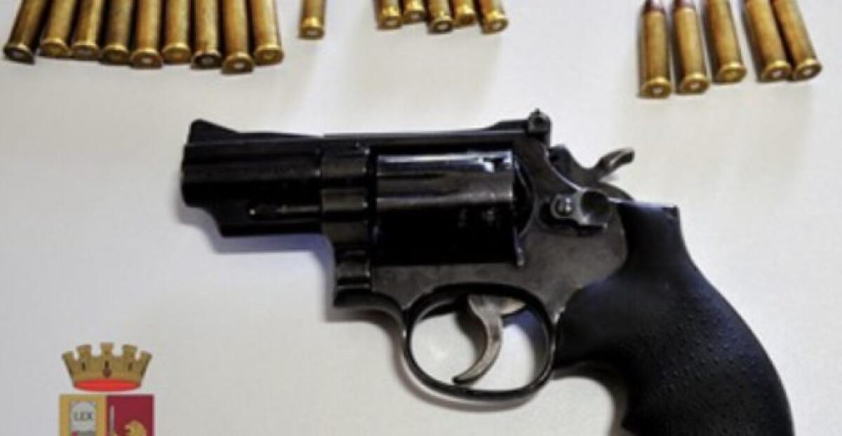 ADRANO: NASCONDE UNA PISTOLA RUBATA E MUNIZIONI, ARRESTATO - 