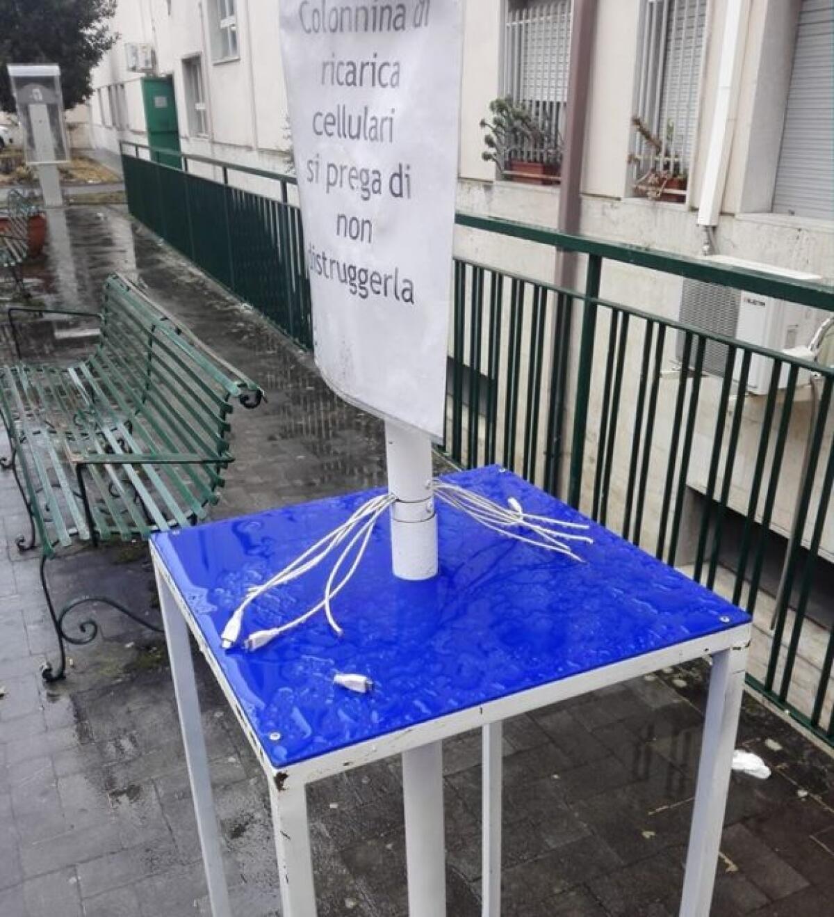 PATERNO': VANDALI DANNEGGIANO TOTEM MULTIFUNZIONE PER RICARICA CELLULARE - 